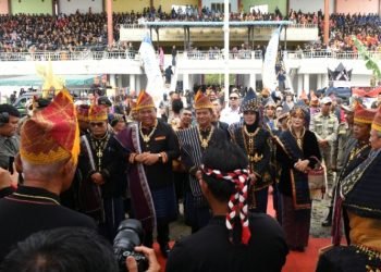 PJ Gubernur Sumatera Utara (Sumut) Hassanudin didampingi PJ Ketua PKK Sumut Dessy Hassanudin, Bupati Dairi Eddy Keleng Ate Berutu, Ketua TP PKK Dairi Romy Frida Eddy Berutu, beserta para tokoh adat membuka secara resmi Pesta Njuah-Njuah dengan memukul gong. PJ Gubernur beserta rombongan juga berkesempatan menyaksikan karnaval kirab budaya di Stadion Utama Sidikalang, Kabupaten Dairi, Kamis (2/11). (Diskominfo Sumut)
