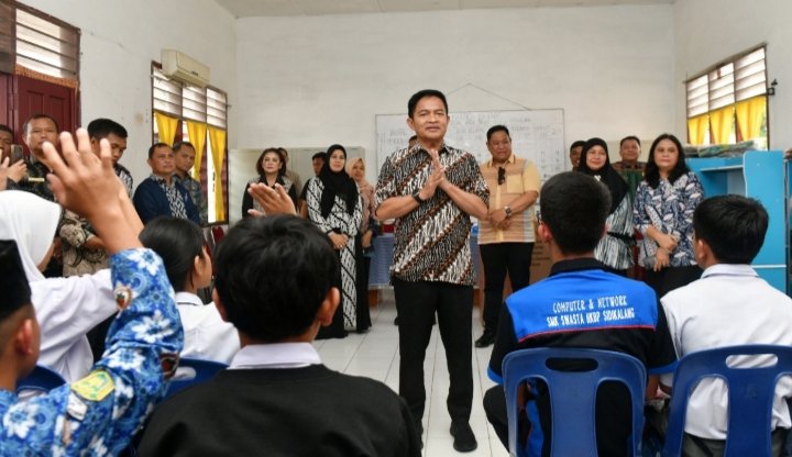 PJ Gubernur Sumatera Utara (Sumut) Hassanudin didampingi Pj Ketua PKK Sumut Dessy Hassanudin, Bupati Dairi Eddy Keleng Berutu, Ketua TP PKK Dairi Romi Mariani Eddy Keleng Berutu serta Kepala Dinas Sosial Sri Suriani Purnamawati, berkunjung ke UPT Pelayanan Sosial Anak, Dinas Sosial Pemerintah Provinsi Sumut, Sidikalang, Jalan Olahraga, Belang Malum, Kecamatan Sidikalang, Kabupaten Dairi, Kamis (2/11).
(Diskominfo Sumut)