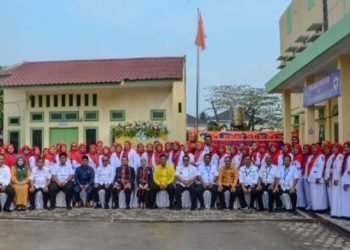 Pj.Wali Kota Padangsidimpuan Letnan Dalimunthe dan Plh.Rahuddin Harahap fhoto bersama dengan para petugas puskesmas wek.I. Padangsidimpuan. (IST)