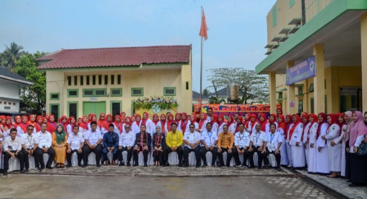 Pj.Wali Kota Padangsidimpuan Letnan Dalimunthe dan Plh.Rahuddin Harahap fhoto bersama dengan para petugas puskesmas wek.I. Padangsidimpuan. (IST)