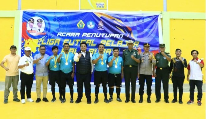 Bupati Samosir pada penutupan turnamen Futsal Pelajar. (Suriono Brandoi)