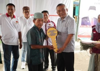 Agus Suriyono dalam acara penyerahan kunci bedah rumah, Sabtu (4/11/2023). (Diskominfo Medan)