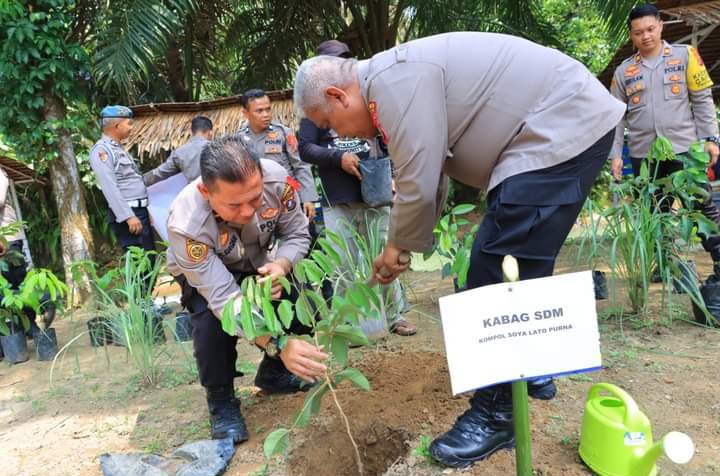 Kapolres Labuhanbatu AKBP James Hutajulu saat melakukan penanaman pohon. (IST)