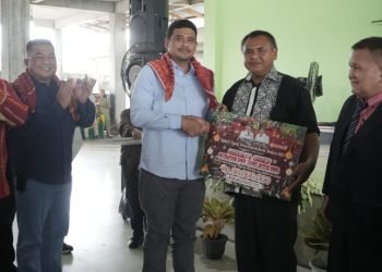 Wali Kota Medan Bobby Nasution saat menyerahkan bantuan Pemko pada Safari Natal di Gereja GBKP Simpang Selayang, Kecamatan Medan Tuntungan, Minggu (5/11/2023). (Diskominfo Medan)