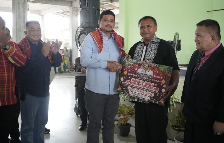 Wali Kota Medan Bobby Nasution saat menyerahkan bantuan Pemko pada Safari Natal di Gereja GBKP Simpang Selayang, Kecamatan Medan Tuntungan, Minggu (5/11/2023). (Diskominfo Medan)