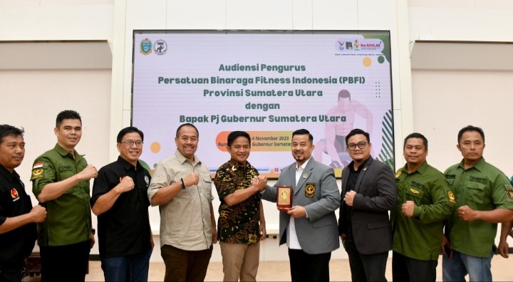 PJ Gubernur Sumatera Utara (Sumut) Hassanudin didampingi Kepala Dinas Kepemudaan dan Keolahragaan (Dispora) Sumut Baharuddin Siagian menerima kunjungan pengurus Persatuan Binaraga Fitness Indonesia (PBFI) Provinsi Sumut di Rumah Dinas Gubernur Sumut Jalan Sudirman 41. Medan, Sabtu (4/11). (Diskominfo Sumut)