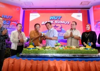 Pj Gubernur Sumut Hassanudin menghadiri Gathering and Ceremony Puncak Acara HUT ke-62 Bank Sumut yang diselenggarakan di Ballroom Bank Sumut, Lantai 10 Kantor Pusat Bank Sumut, Jalan Imam Bonjol, Medan, Sabtu malam (4/11/2023). (Diskominfo Sumut)