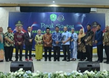 Pj Wali Kota Padangsidimpuan Letnan Dalimunthe dan istri foto bersama dengan kejari yang baru. (IST)