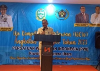 Kepala Dinas Komuinikasi dan Informatika Sumatera Utara Ilyas Sitorus mewakili Penjabat (Pj) Gubernur Sumut Hassanudin, membuka kegiatan Uji Kompetensi Wartawan (UKW) Angkatan ke-59 dan ke-60 yang diselenggarakan PWI Sumut di Swiss Belinn, Jalan Gajah Mada Medan, Selasa (7/11). (DISKOMINFO SUMUT)