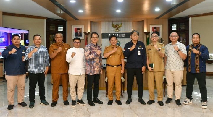 PJ Gubernur Sumatera Utara Hassanudin foto bersama dengan Satuan Kerja Khusus Pelaksana Kegiatan Usaha Hulu Minyak dan Gas Bumi (SKK Migas) Wilayah Sumbagut di Kantor Gubernur Sumut Jalan Diponegoro No 30 Medan, Selasa (07/11). (Diskomingo Sumut)