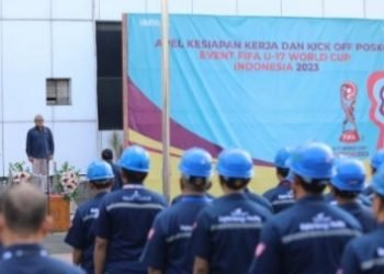 Direktur Network & IT Solution Telkom Herlan Wijanarko memimpin Apel Kesiapan Kerja sekaligus Kick Off Posko TelkomGroup untuk event Turnamen Dunia FIFA U-17 World Cup Indonesia 2023, di Jakarta, Senin (6/11). (IST)