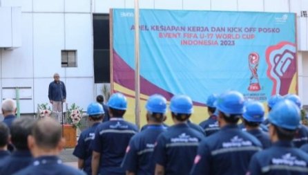 Direktur Network & IT Solution Telkom Herlan Wijanarko memimpin Apel Kesiapan Kerja sekaligus Kick Off Posko TelkomGroup untuk event Turnamen Dunia FIFA U-17 World Cup Indonesia 2023, di Jakarta, Senin (6/11). (IST)