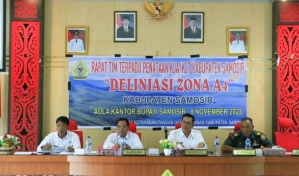 Rapat pembahasan penataan KJA di perairan Danau Toba Samosir. (Suriono Brandoi)