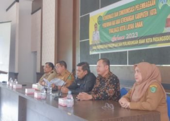 Plt .Sekda Padangsidimpuan Rahuddin Harahap saat membuka acara Koordinasi dan Sinkronisasi Pelembagaan Pemenuhan Hak Anak. (IST)