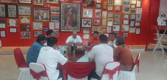 Ketua DPC PDIP Taput Dr. Nikson Nababan saat menerima audensi pengurus dan anggota PWI Bonapasogit, Rabu (08/11/2023). (IST)