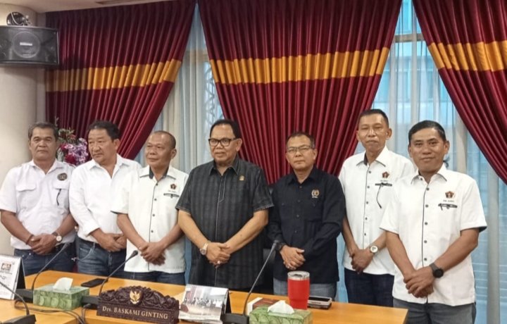 Ketua DPRD Sumut Drs.Baskami Ginting (tengah) saat foto bersama dengan Panitia Natal PWI Sumut, Kamis (09/11/2023). (IST)