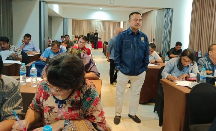 Ketua PWI Sumut Farianda Putra Sinik ,SE saat memotivasi peserta ujian kenaikan status anggota biasa PWI Sumut di hotel Swiss Belinn Medan, Kamis (09/11/2023). (IST)