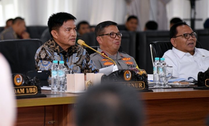 Pj Gubernur Sumut Hassanudin memimpin Rapat Koordinasi Persiapan Kejuaraan Aquabike Danau Toba 2023 di Aula Tengku Rizal Nurdin, Rumah Dinas Gubernur Sumut, Jalan Sudirman No. 41, Medan, Jum'at (10/11/2023). (Diskominfo Sumut)