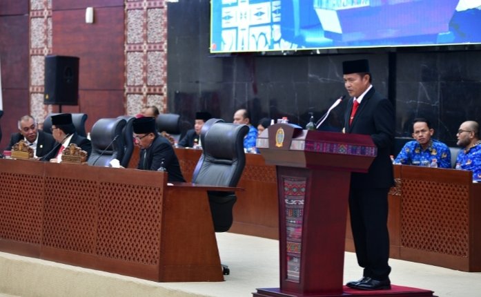 Pj Gubernur Sumut Hassanudin menyampaikan Nota Jawaban Pemandangan Umum anggota dewan atas nama fraksi terhadap rancangan peraturan daerah (Ranperda) tentang pajak daerah dan retribusi daerah di ruang rapat paripurna Dewan Perwakilan Rakyat Daerah (DPRD) Provinsi Sumatera Utara (Sumut) Jalan Imam Bonjol Medan, Jum'at (10/11). (Diskominfo Sumut)