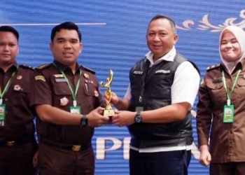 Kasipenkum Kejatisu Yos Tarigan saat menerima penghargaan juara 3 kategori PIP Award Kejaksaan RI Tahun 2023. (IST)