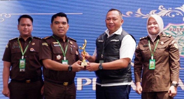 Kasipenkum Kejatisu Yos Tarigan saat menerima penghargaan juara 3 kategori PIP Award Kejaksaan RI Tahun 2023. (IST)