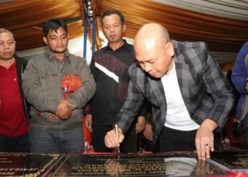 Bupati Tapanuli Utara Dr .Nikson Nababan, MSi saat menandatangani 7  prasasti jembatan yang baru selesai dibangun. Nikson didampingi Ketua DPRD Taput  Arifin Rudi  Nababan, SH dan Inspektur  Pemkab Taput Drs Erikson Siagian, MSi (paling kiri). (IST)