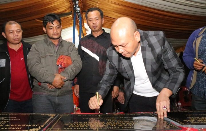 Bupati Tapanuli Utara Dr .Nikson Nababan, MSi saat menandatangani 7  prasasti jembatan yang baru selesai dibangun. Nikson didampingi Ketua DPRD Taput  Arifin Rudi  Nababan, SH dan Inspektur  Pemkab Taput Drs Erikson Siagian, MSi (paling kiri). (IST)