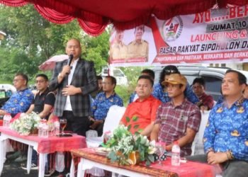 Bupati Dr.Nikson Nababan ,MSi saat meresmikan Pasar Rakyat Marhaen Sipoholon, Jumat (10/11/2023) . Nikson didampingi beberapa pimpinan  OPD, seperti Kadispora Ir.Marco Taruli Panggabean, MSi (paling kiri). (IST)