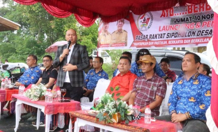 Bupati Dr.Nikson Nababan ,MSi saat meresmikan Pasar Rakyat Marhaen Sipoholon, Jumat (10/11/2023) . Nikson didampingi beberapa pimpinan  OPD, seperti Kadispora Ir.Marco Taruli Panggabean, MSi (paling kiri). (IST)