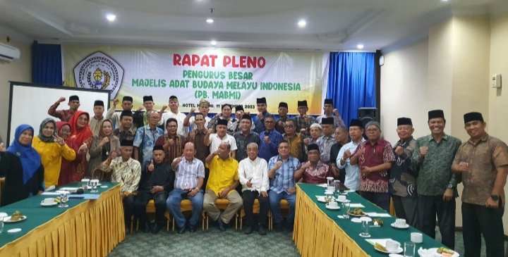 Penanggungjawab PB MABMI H.Syah Affandin, SH bersama Pengurus PB MABMI usai Rapat Pleno di Hotel Madani Jalan Sisingamangaraja Medan. (IST)