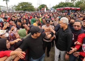 Ribuan warga mengelilingi Ganjar saat berada di lapangan Segitiga Lubuk Pakam, Sabtu (11/11-2023). (IST)