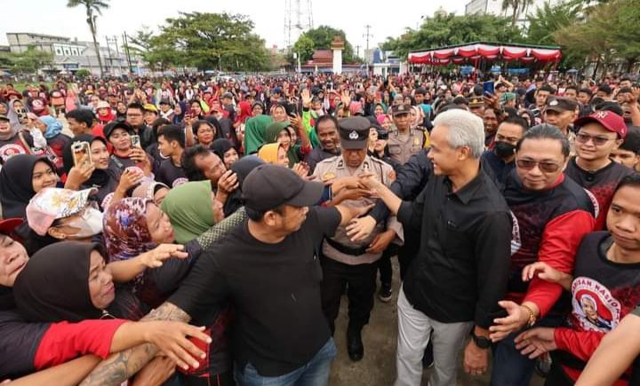 Ribuan warga mengelilingi Ganjar saat berada di lapangan Segitiga Lubuk Pakam, Sabtu (11/11-2023). (IST)