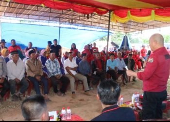 Bupati Taput Dr.Nikson Nababan menyampaikan akses jalan Desa Silantom Jae - Desa Hajoran bisa difungsikan bulan Desember ini. (IST)