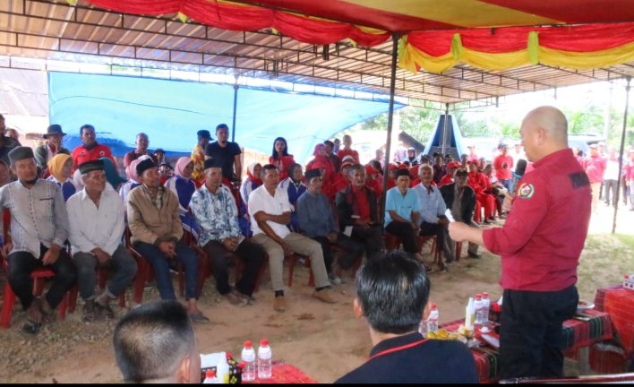 Bupati Taput Dr.Nikson Nababan menyampaikan akses jalan Desa Silantom Jae - Desa Hajoran bisa difungsikan bulan Desember ini. (IST)