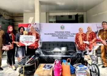 Pj Ketua TP PKK Sumut Dessy Hassanudin bersama Ketua DWP Sumut Dian Arif Trinugroho, Ketua Bhayangkari Sumut Erni Agung Setya memberikan tali asih kepada Keluarga Pahlawan Nasional asal Sumut dalam rangka memperingati Hari Pahlawan Nasional di Kota Medan, Senin (13/11/2023). (Diskominfo Sumut)