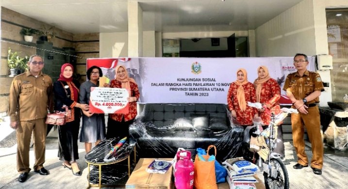 Pj Ketua TP PKK Sumut Dessy Hassanudin bersama Ketua DWP Sumut Dian Arif Trinugroho, Ketua Bhayangkari Sumut Erni Agung Setya memberikan tali asih kepada Keluarga Pahlawan Nasional asal Sumut dalam rangka memperingati Hari Pahlawan Nasional di Kota Medan, Senin (13/11/2023). (Diskominfo Sumut)