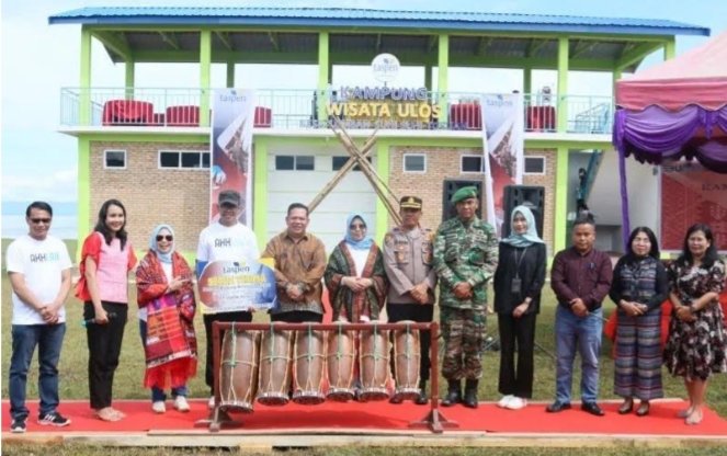 Serahterima bantuan fasilitas PT Taspen di Kampung Wisata Ulos. (Brandoi)