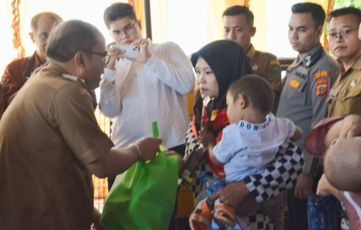 Pj. Wali Kota Padangsidimpuan Letnan Dalimunthe saat menyerahkan Bantuan Pangan dalam Penurunan Stunting dan Pengentasan Daerah Rentan Rawan Pangan. (IST)