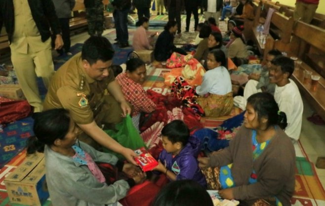 Bupati Samosir turun langsung menghibur para warganya korban banjir bandang. (Brandoi)