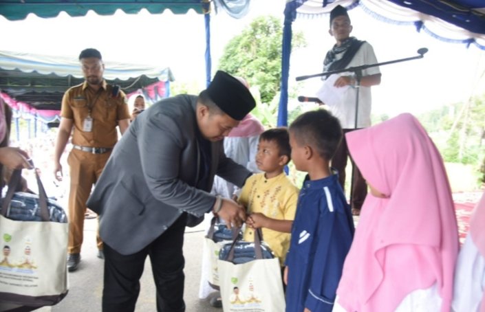 Bupati Tapsel Dolly Pasaribu saat memberikan bantuan pada anak yatim. (IST)