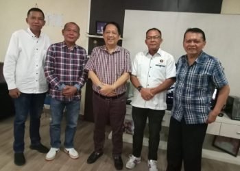Saat audiensi, Panitia Natal PWI Sumut foto bersama dengan Rajamin Sirait,SE (tengah) di kantornya, Jumat (17/11/2023). (IST)