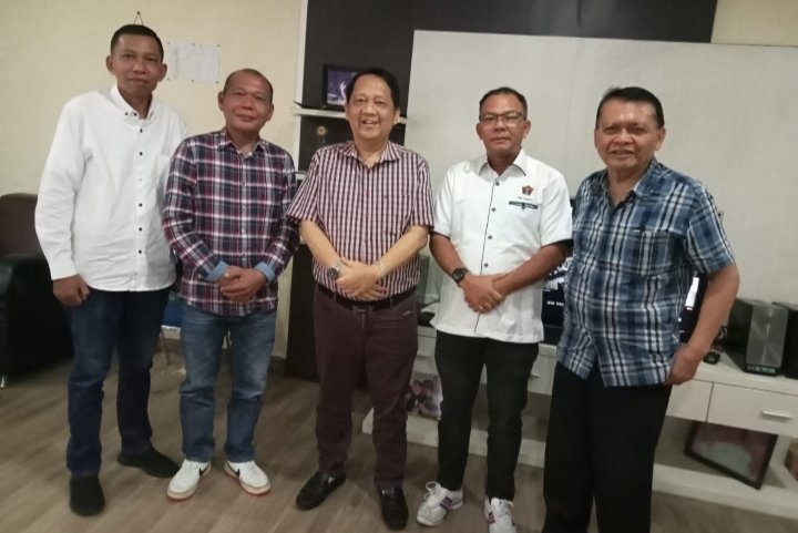 Saat audiensi, Panitia Natal PWI Sumut foto bersama dengan Rajamin Sirait,SE (tengah) di kantornya, Jumat (17/11/2023). (IST)
