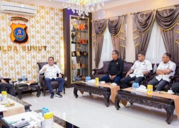 Kapoldasu Irjen Pol Agung Setya Imam Effendi saat menerima audiensi Ketua PWI Sumut Farianda Putra Sinik, SE bersama rombongan, Jumat (17/11-2023). (IST)