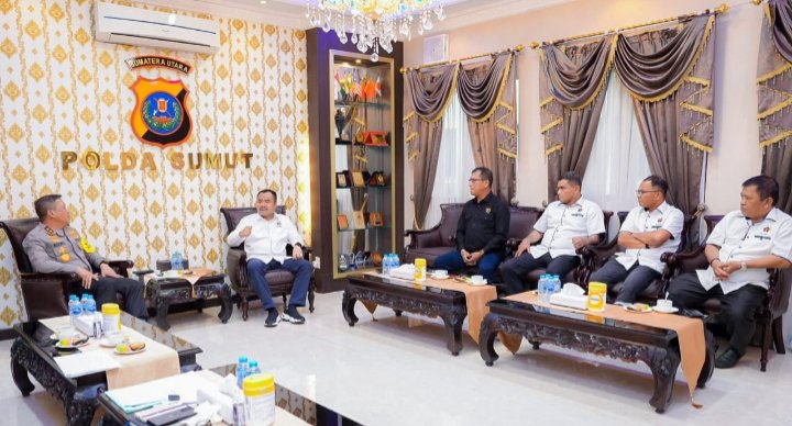 Kapoldasu Irjen Pol Agung Setya Imam Effendi saat menerima audiensi Ketua PWI Sumut Farianda Putra Sinik, SE bersama rombongan, Jumat (17/11-2023). (IST)