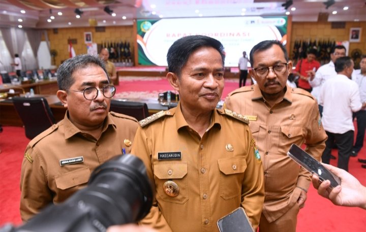 Pj Gubernur Sumut Hassanudin memberi keterangan pers usai memimpin Rapat Koordinasi Penetapan Upah Minimum Provinsi Sumut Tahun 2024 di Aula Tengku Rizal Nurdin, Rumah Dinas Gubernur Sumut, Jalan Sudirman No. 41, Medan, Senin (20/11/2023). (Diskominfo Sumut)