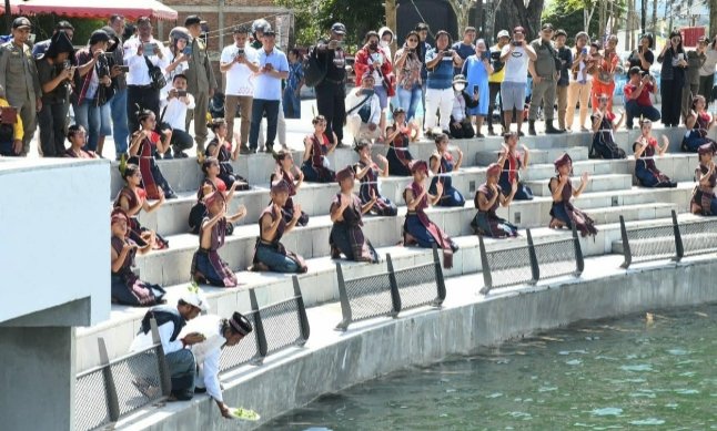 Ritual Adat Batak mangelek Tao.(Suriono)