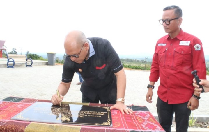 Bupati Taput Dr Drs.Nikson Nababan, MSi  didampingi Kadis Pariwisata Sasma Hamonangan Situmorang, SSTP, MSi  saat menandatangani prasasti peresmian pengembangan DTW Siatas Barita Taput, Rabu (22/11/2023). (IST)