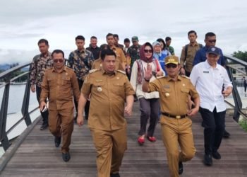 Penjabat (Pj) Gubernur Sumatera Utara (Sumut) Hassanudin saat meninjau  kesiapan venue Aquabike Jetski World Championship di Waterfront City Pangururan, Samosir, Selasa (21/11). (DISKOMINFO SUMUT)