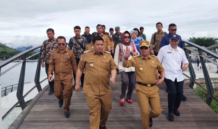 Penjabat (Pj) Gubernur Sumatera Utara (Sumut) Hassanudin saat meninjau  kesiapan venue Aquabike Jetski World Championship di Waterfront City Pangururan, Samosir, Selasa (21/11). (DISKOMINFO SUMUT)