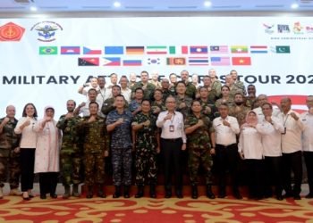 Staf Ahli Gubernur Sumatera Utara (Sumut) Bidang Hukum, Politik dan Pemerintahan Effendy Pohan mewakili Pj Gubernur Sumut Hassanudin foto bersama dengan para Atase Pertahanan dari Negara-negara sahabat pada acara Military Attache Corps Tour (MILAT TOUR 2023) di Aula Raja Inal Siregar Kantor Gubernur Sumut Jalan Diponegoro Nomor 30 Medan, Rabu (22/11). (Diskominfo Sumut)